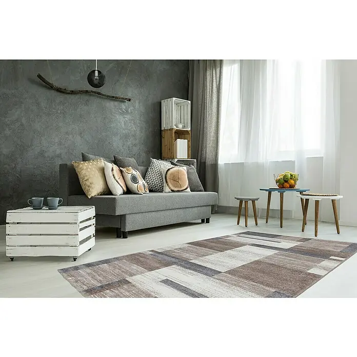 Kurzflorteppich Feeling 501 - Beige/Silber, 230 x 160 cm, 100 % Polypropylen (Flor) - Ein stilvoller Raum mit einem modernen, geometrischen Teppich, der das graue Sofa und die Einrichtung perfekt ergänzt.