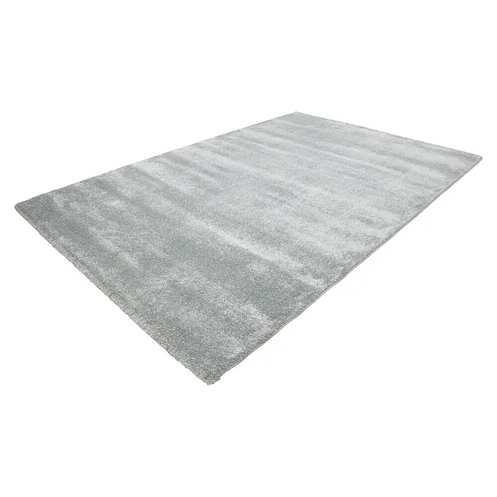Kurzflorteppich Softtouch 700 - Pastell-Blau, 230 x 160 cm, 100 % Polypropylen (Flor) - Ein rechteckiger, weicher grauer Teppich mit subtilem Muster liegt auf dunklem Grund. Ideal, um jedem Raum einen Hauch von Komfort zu verleihen.