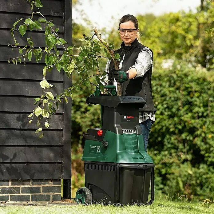 Bosch Elektro-Häcksler AXT 25 TC - Max. Aststärke: 4,5 cm, 2.500 W - Anwendungsbeispiel