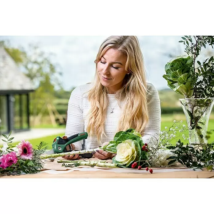 Bosch Akku-Strauchschere EasyPrune - 3,6 V, 1 Akku, Max. Aststärke: 25 mm - Anwendungsbeispiel
