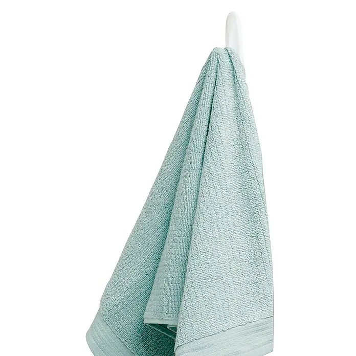 3M Command Colgador adhesivo 17081B - Plástico, Blanco - Una toalla azul claro colgada de un gancho blanco. El textil suave y absorbente es ideal para baño o cocina.