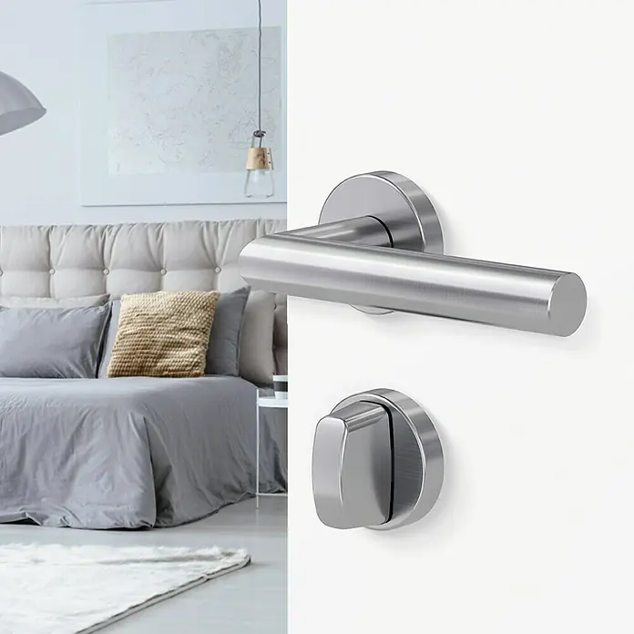 Diamond Doors Modern Drückergarnitur WC L-Form Premium - Stärke Tür: 40 mm - 45 mm, Edelstahl, L-Form, Schlitzkopf/Olive - Nahaufnahme eines Türgriffs aus gebürstetem Nickel, der die elegante und moderne Ästhetik des Türgriffs hervorhebt.