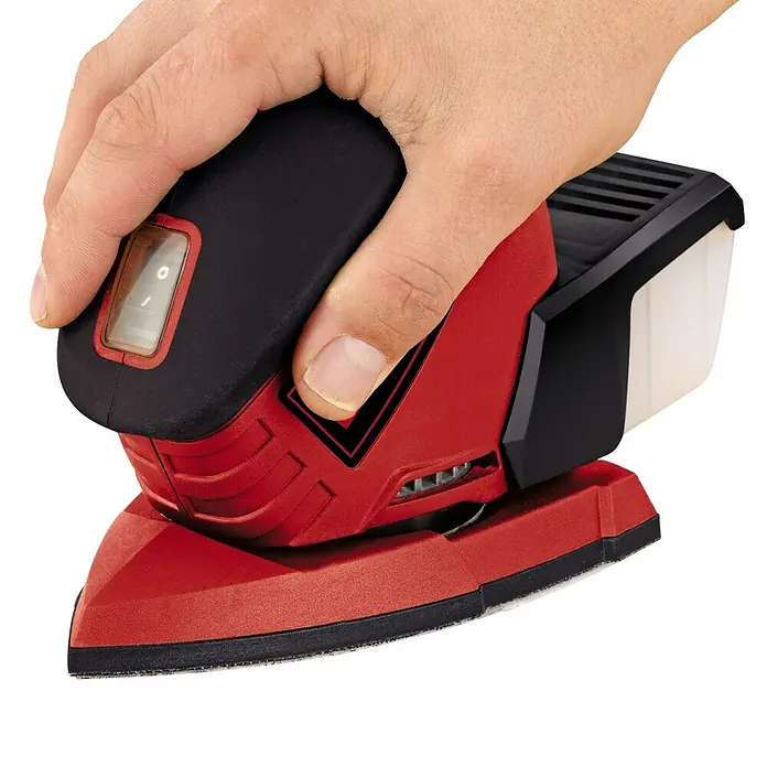 Einhell Elektro-Multischleifer TE-OS 1320 - 130 W, Leerlaufschwingzahl: 24.000 U/min, Durchmesser Schwingkreis: 2 mm - Nahaufnahme eines roten Dreieckschleifers mit schwarzem Griff, der von einer Hand gehalten wird.