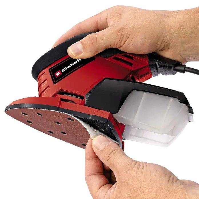 Einhell Elektro-Multischleifer TE-OS 1320 - 130 W, Leerlaufschwingzahl: 24.000 U/min, Durchmesser Schwingkreis: 2 mm - Der Einhell Exzenterschleifer wird mit Schleifpapier in der Hand demonstriert.