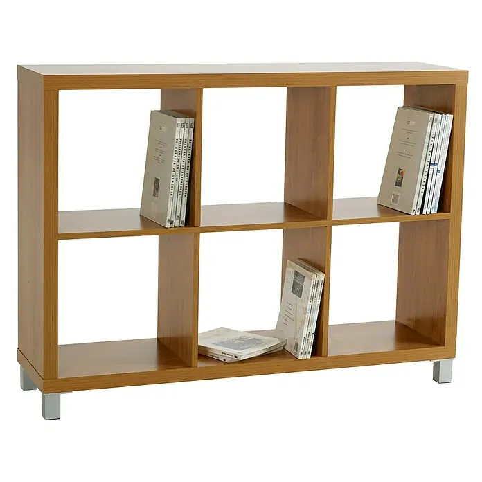 Estantería de madera Kubox - Al x An x Pr: 83 x 111 x 29 cm, Número de baldas: 6 ud., Arce - La foto muestra una librería de madera con seis compartimentos y algunos libros dentro. Los colores del estante son marrón claro y los pies son plateados.