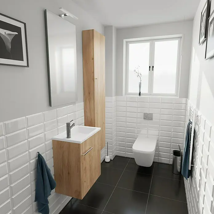 Camargue Espacio Hochschrank40 x 17 x 170 cm, Farbe Griff: Chrom, Doce - Helles Badezimmer mit Waschtischunterschrank in Holzoptik, dazu ein Spiegel und ein Hochschrank im selben Holzdekor. Schwarzer Fliesenboden.