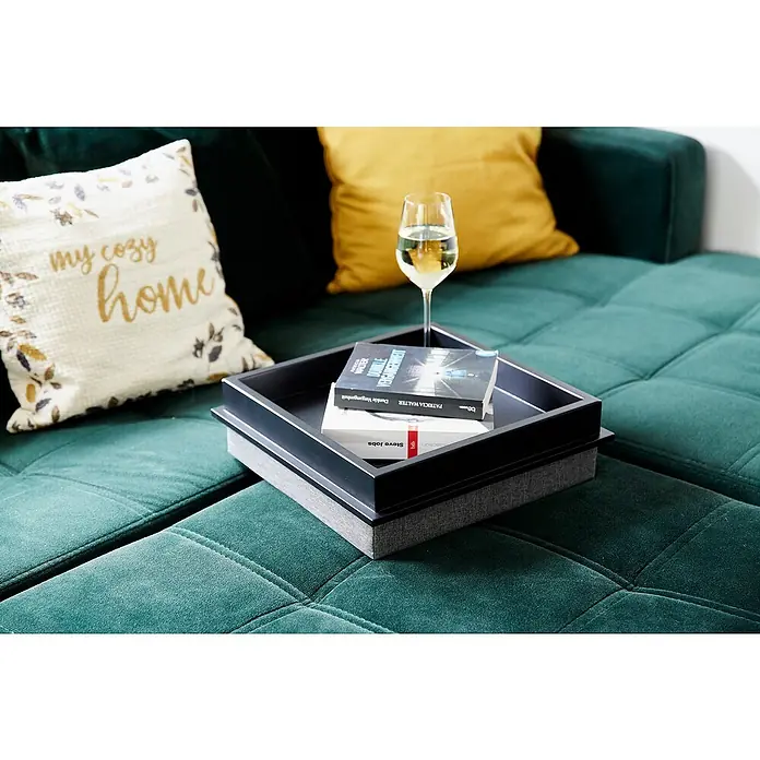Store It Premium Sitzhocker - L x B x H: 37 x 37 x 41 cm, Grau - Ein Tablett mit Büchern und Weinglas steht auf einem grünen Sofa, neben einem Kissen mit der Aufschrift "my cozy home".
