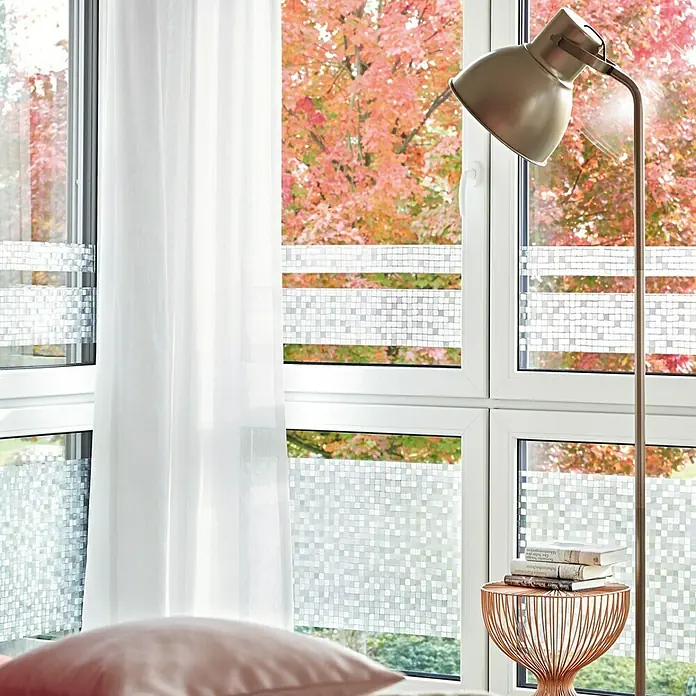 D-c-fix StaticStripes Glasfolie Globe - 200 x 7,5 cm, Transluzent, Statisch haftend - Fensteransicht mit dekorativer Mosaikfolie, die Privatsphäre bietet und gleichzeitig Tageslicht hereinlässt, ergänzt durch eine elegante Stehlampe.