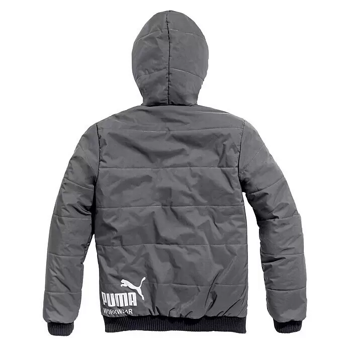 Puma Workwear Chaqueta de invierno Champ - Gris, M - Chaqueta acolchada gris con capucha Puma, puños y dobladillo acanalados, vista trasera. Logotipo blanco de Puma y texto 'WORKWEAR'.
