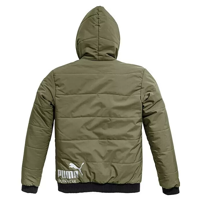 Puma Workwear Chaqueta de invierno Champ - Verde oliva, L - Chaqueta acolchada Puma Workwear verde con capucha, vista trasera, con el logo Puma Workwear.