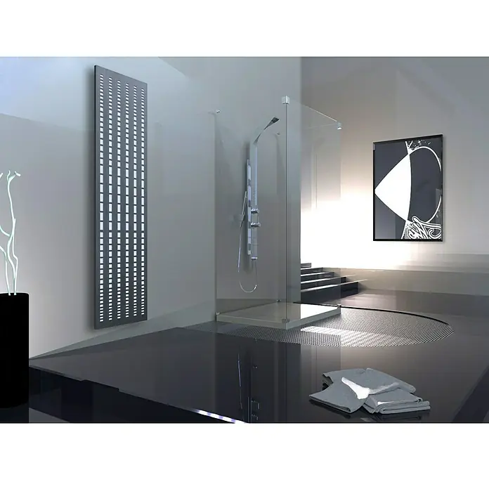 Szagato Designheizkörper Broken Mirror 3 - B x H: 470 x 1.800 mm, Wärmeleistung bei Vorlauftemperatur von 75 °C (D: 50): 1.118 W, Ohne Handtuchhalter - Elegantes Badezimmer mit modernem Handtuchwärmer in dunkler Farbe, stilvoller Dusche und Kunstwerk an der Wand für ein luxuriöses Ambiente.