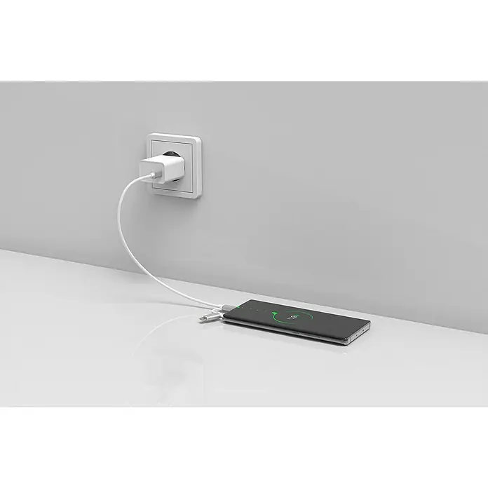 BAUHAUS USB-Ladegerät Quick Charge - USB C-Stecker, Weiß, Kabellänge: 1 m - Smartphone wird mit einem weißen Kabel und einem weißen Adapter an der Steckdose aufgeladen, der Akkustand beträgt 81%.