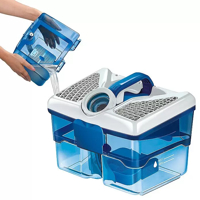 Thomas Waschsauger Aqua+ Pet & Family - 1.600 W, Behältervolumen: 1,8 l - Hände gießen Wasser in ein blau-weißes Reinigungsgerät mit durchsichtigen Tanks.