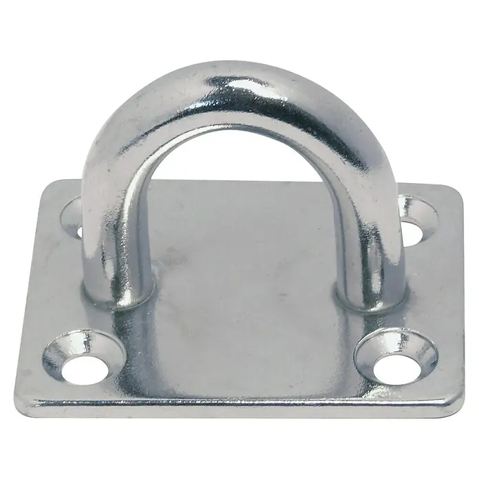 Marinetech Decksplatte - 35 x 30 mm, Edelstahl, A4 - Nahaufnahme einer quadratischen Ringschraube aus Edelstahl mit vier Befestigungslöchern auf schwarzem Hintergrund.