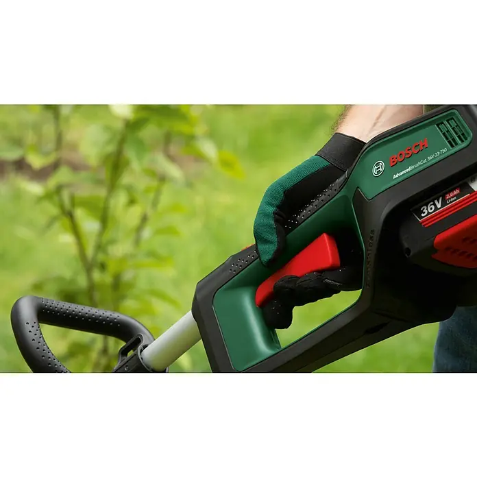 Bosch Power for All 36V Akku-Rasentrimmer AdvancedBrushCut 36V-23-750 - 36 V, 2 Ah, Li-Ionen, 1 Akku, Schnittbreite Messer: 23 cm, Schnittbreite Faden: 33 cm - Nahaufnahme eines Bosch AdvancedBrushCut 36V-23-750 Akku-Rasentrimmers mit Hand und Garten im Hintergrund.