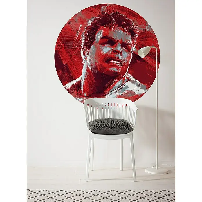 Komar Dots Fototapete rund Avengers Paint Hulk - 125 cm, Selbstklebend - Dieses Bild zeigt einen modernen weißen Stuhl mit einem grauen Kissen vor einem Hulk-Wandbild und einer eleganten Stehlampe.