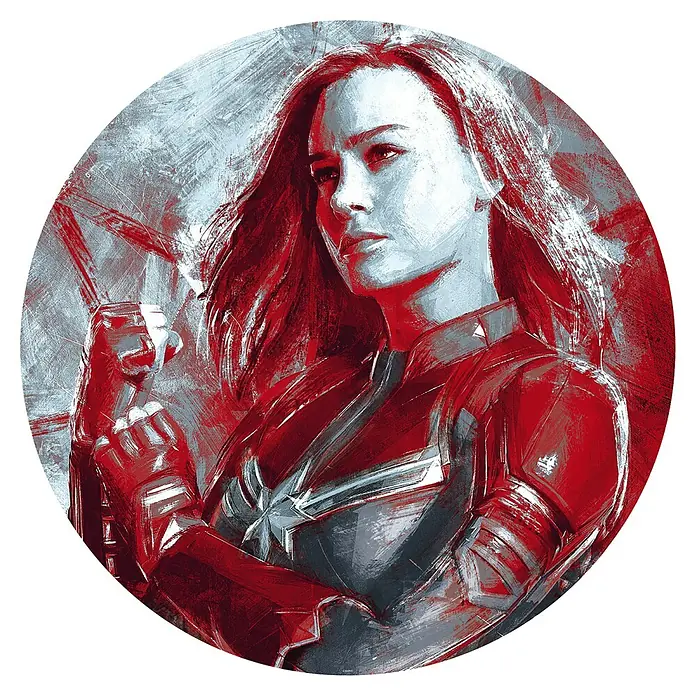 Komar Dots Fototapete rund Avengers Paint Captain Marvel - 125 cm, Selbstklebend - Ein beeindruckendes Captain Marvel Kunstwerk im roten und grauen Farbschema, das ihre Stärke und Entschlossenheit hervorhebt.