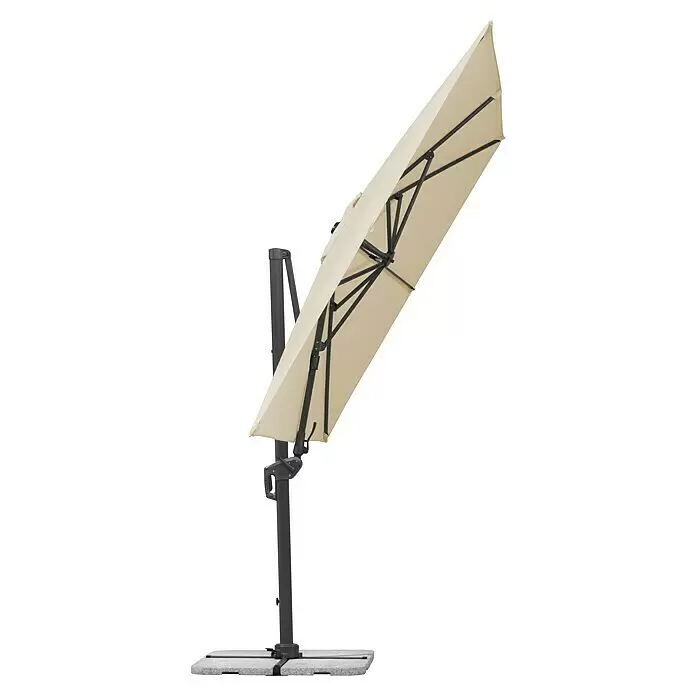 Schneider Classic Ampelschirm Rhodos Twist - Natur, Bespannungsmaß (L x B): 260 x 350 cm - Beiger Freischirm, zur Seite gekippt, mit dunkelgrauem Mast und vierteiligem Stein-Fuß.