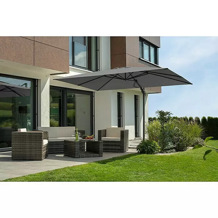 Schneider Classic Ampelschirm Rhodos Twist - Anthrazit, Bespannungsmaß (L x B): 260 x 350 cm - Ein großer grauer Ampelschirm beschattet eine graue Rattan-Sitzgruppe mit hellen Polstern auf einer modernen Terrasse.