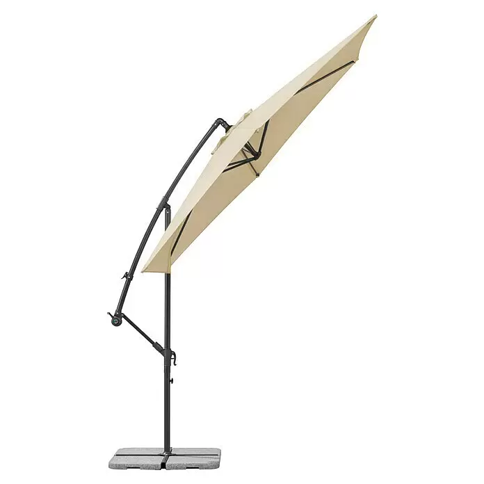 Schneider Classic Ampelschirm rund Venus - Natur, Durchmesser Bespannung: 300 cm - Beiger Ampelschirm mit dunklem Gestell und grauem Sockel, geöffnet und geneigt.