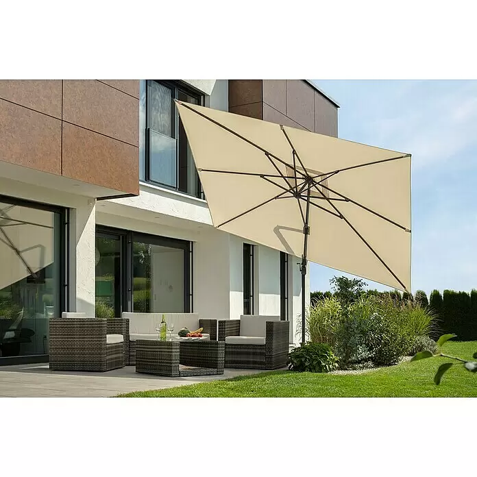Schneider Classic Ampelschirm Rhodos Twist - Natur, Bespannungsmaß (L x B): 260 x 350 cm - Moderne Outdoor-Sitzgruppe aus dunkelgrauem Rattan mit hellen Kissen und großem beigem Freiarmschirm, schafft eine gemütliche Terrasse.