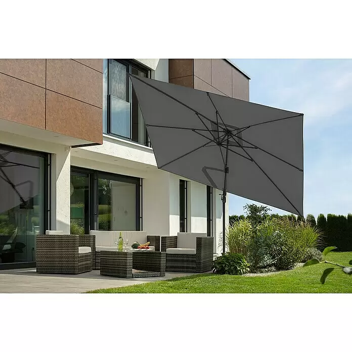 Schneider Classic Ampelschirm Rhodos Twist - Anthrazit, Bespannungsmaß (L x B): 260 x 350 cm - Dunkelgrauer Ampelschirm spendet Schatten über einer Outdoor-Sitzgruppe.