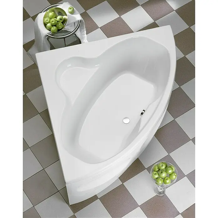 Ottofond Eckbadewanne Odessa - L x B: 147,5 x 147,5 cm, Sanitäracryl, Weiß - Weisse Eckbadewanne auf einem Schachbrettmusterboden, dekoriert mit grünen Äpfeln. Die Badewanne ist das Hauptmerkmal des Bildes.