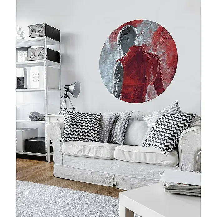 Komar Dots Fototapete rund Avengers Paint Nebula - 125 cm, Selbstklebend - Elegantes Wohnzimmer mit weißer Couch, Zickzack-Kissen und Wandkunst. Die moderne Lampe und das Bücherregal ergänzen das stilvolle Interieur.