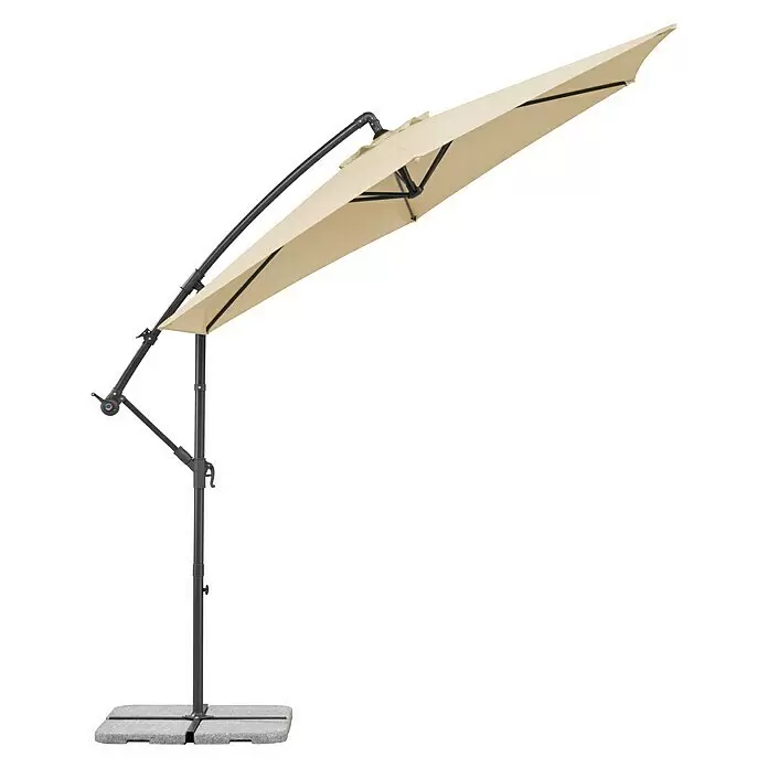 Schneider Classic Ampelschirm rund Venus - Natur, Durchmesser Bespannung: 300 cm - Beiger Ampelschirm mit dunkelgrauem Metallrahmen und grauen Beschwerungsplatten, geöffnet und geneigt.