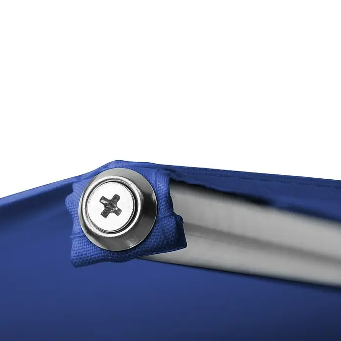 Schneider Classic Marktschirm rund Venedig - Blau, Durchmesser Bespannung: 270 cm - Nahaufnahme einer blauen Plane mit einer silbernen Schraube, die ein robustes und langlebiges Produkt für verschiedene Anwendungen zeigt.