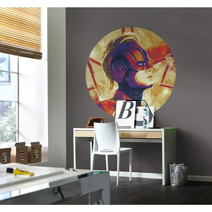 Komar Dots Fototapete rund Avengers Paint Captain Marvel Helmet - 125 cm, Selbstklebend - Wanddeko mit Captain Marvel Motiv. Der Comic-Held als auffälliger Wandsticker über einem modernen Schreibtisch im Arbeitszimmer.