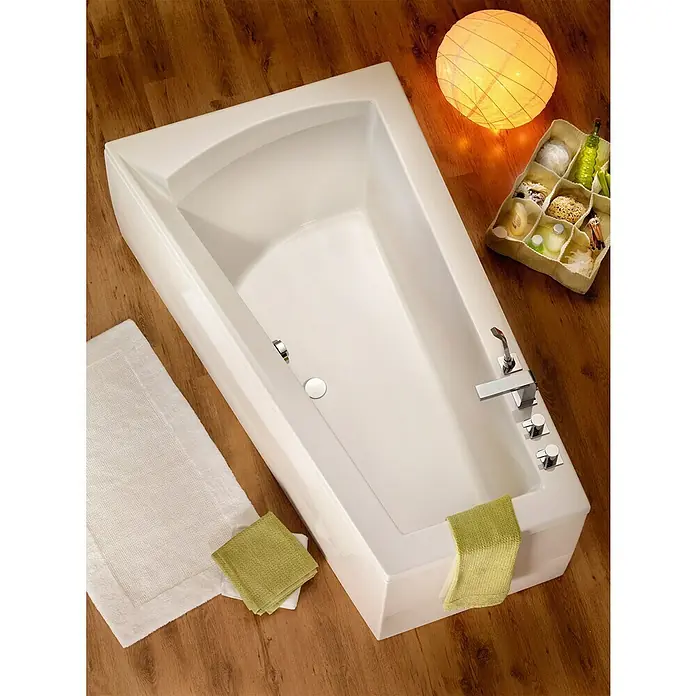 Ottofond Raumsparbadewanne Cebu 1 B - 160 x 100 cm, Sanitäracryl, Weiß, Links - Blick von oben auf eine Badewanne mit Handtüchern und Badzubehör auf einem Holzboden.