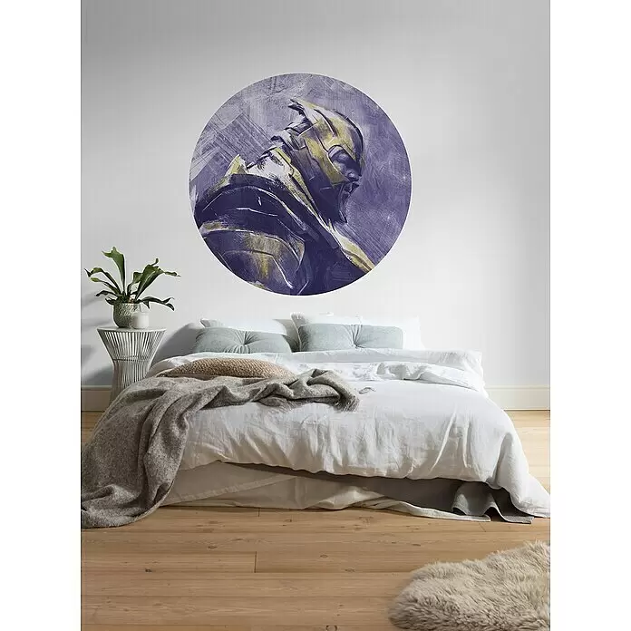 Komar Dots Fototapete rund Avengers Paint Thanos - 125 cm, Selbstklebend - Großer runder Wandsticker mit einem stilisierten lila-goldenen gepanzerten Charakter, über einem Bett angebracht.