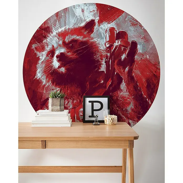Komar Dots Fototapete rund Avengers Paint Rocket Raccoon - 125 cm, Selbstklebend - Das Wandtattoo mit dem Waschbären-Motiv in auffälligem Rot ist ein echter Hingucker und verleiht jedem Raum eine besondere Note.