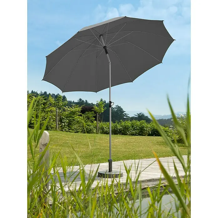 Schneider Classic Marktschirm rund Locarno - Anthrazit, Durchmesser Bespannung: 220 cm - Grauer Sonnenschirm auf einer Holzterrasse, der Schatten spendet und vor Sonne schützt. Ideal für entspannte Stunden im Freien.