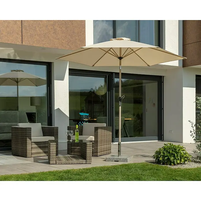 Schneider Classic Marktschirm rund Cordoba - Natur, Durchmesser Bespannung: 270 cm - Ein beiger Sonnenschirm steht auf einer Terrasse mit Gartenmöbeln, die zum Entspannen im Freien einladen.