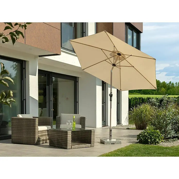 Schneider Classic Marktschirm rund Cordoba - Natur, Durchmesser Bespannung: 270 cm - Ein rechteckiger Sonnenschirm in Beige spendet Schatten über einer Gartengarnitur mit Tisch und Stühlen auf einer Terrasse.