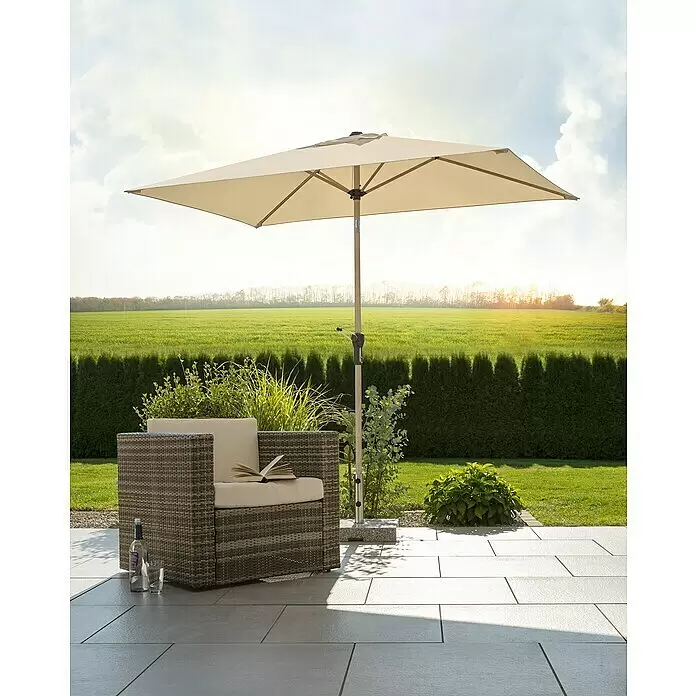 Schneider Classic Marktschirm Cordoba - Natur, Bespannungsmaß (L x B): 230 x 150 cm - Rechteckiger beiger Terrassenschirm über braunem Korbsessel mit cremefarbenen Kissen, Buch, Flasche und Glas auf gefliester Terrasse.