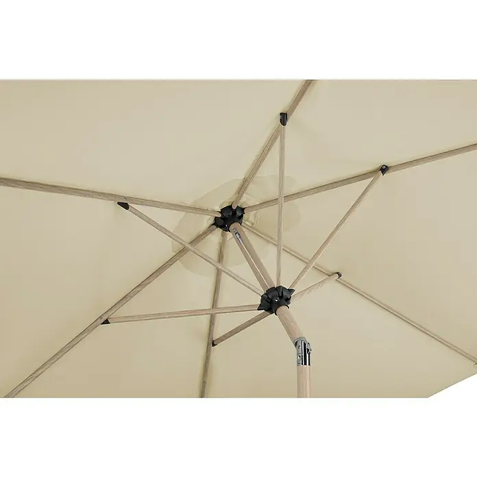Schneider Classic Marktschirm rund Cordoba - Natur, Durchmesser Bespannung: 270 cm - Nahaufnahme eines beigen Sonnenschirms von unten, der seine Holzstruktur und das Textildesign zeigt.