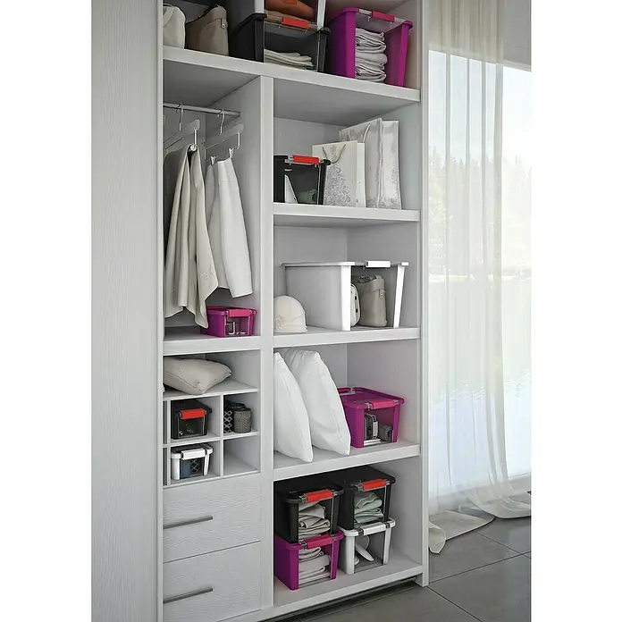 KIS Aufbewahrungsbox Bi-Box - L x B x H: 55 x 35 x 19 cm, Flieder, Mit Deckel - Blick in einen weißen Kleiderschrank mit Regalen und Schubladen, gefüllt mit Kleidung, Kisten und Taschen.
