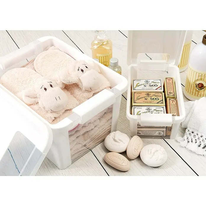KIS Aufbewahrungsbox Bi-Box - L x B x H: 55 x 35 x 28 cm, Weiß, Mit Deckel - Ein Blick auf ein ordentliches Badezimmer mit flauschigen Handtüchern, Seifen und Pflegeprodukten, ordentlich in weißen Aufbewahrungsboxen verstaut.