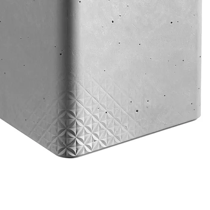 Curver Aufbewahrungsbox Beton XL - L x B x H: 28 x 28 x 26 cm, Material: Kunststoff, Beton - Nahaufnahme eines Betonpflanzgefäßes mit einem geometrischen Muster unten, das die moderne Ästhetik und Textur des Pflanzgefäßes hervorhebt.