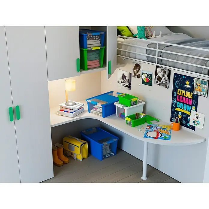 KIS Aufbewahrungsbox Bi-Box - L x B x H: 36,5 x 26 x 19 cm, Weiß, Mit Deckel - Ein Kinderzimmer mit einem weißen Schreibtisch, blauen Aufbewahrungsboxen und bunten Accessoires. Das Zimmer ist hell und freundlich gestaltet.