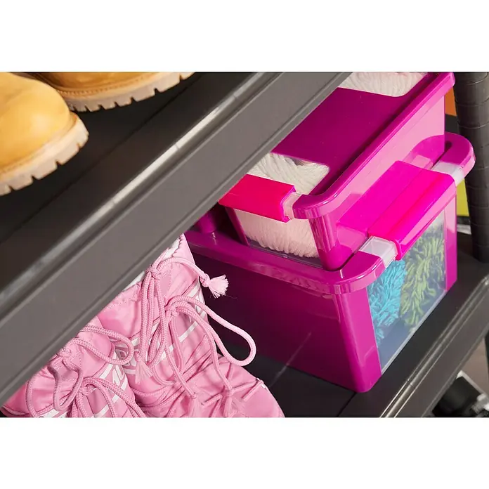 KIS Aufbewahrungsbox Bi-Box - L x B x H: 55 x 35 x 19 cm, Flieder, Mit Deckel - Nahaufnahme eines Regal mit gelben Stiefeln, rosa Winterstiefeln und zwei pinkfarbenen Aufbewahrungsboxen mit bunten Details.