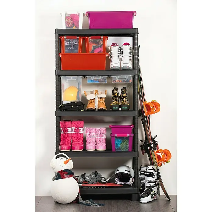 KIS Aufbewahrungsbox Bi-Box - L x B x H: 55 x 35 x 19 cm, Flieder, Mit Deckel - Schwarzes Regal mit farbigen Aufbewahrungsboxen, Winterstiefeln, Skiern und einem Schneemann. Praktische Winterausrüstungsorganisation.
