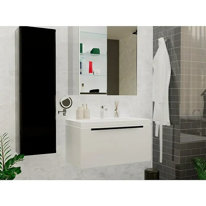 Grohe Eurodisc Cosmopolitan Waschtischarmatur S-Size - 12,5 l/min, Chrom, Glänzend - Ein Badezimmer mit einem schwarzen Hängeschrank, einem Waschbecken mit weißem Unterschrank und einem Spiegel, der eine saubere Ästhetik bietet.
