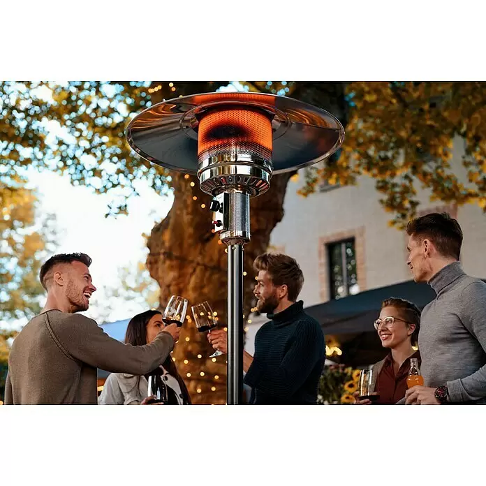 Terrassenstrahler - Höhe: 221 cm, Aluminium - Edelstahl-Terrassenheizer spendet Wärme für eine Gruppe von Freunden bei einem Abend im Freien.