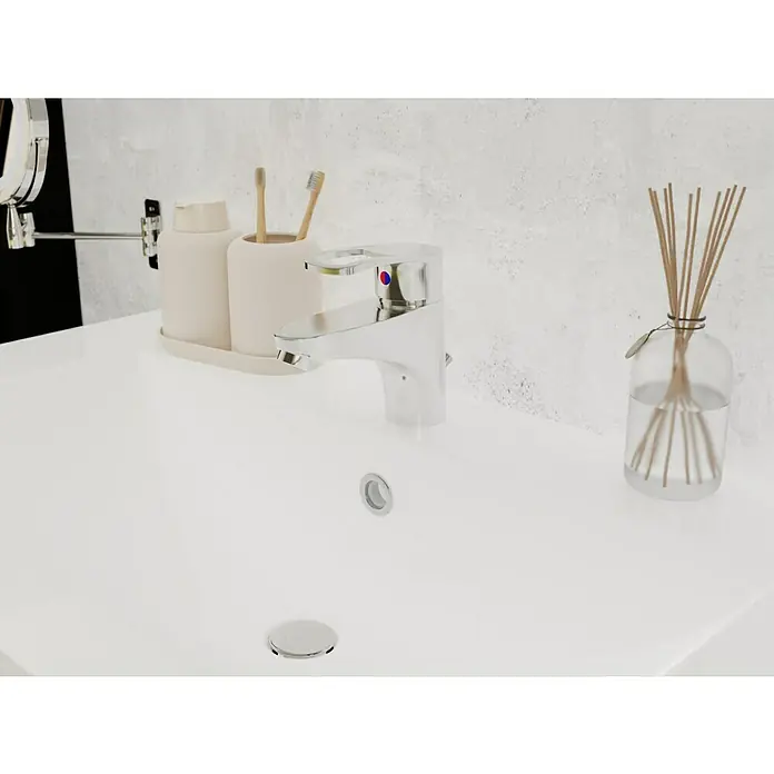 Camargue Lugo Waschtischarmatur - Chrom, Glänzend - Das saubere, moderne Waschbecken im Badezimmer ist mit einem eleganten Wasserhahn und dekorativen Accessoires ausgestattet.