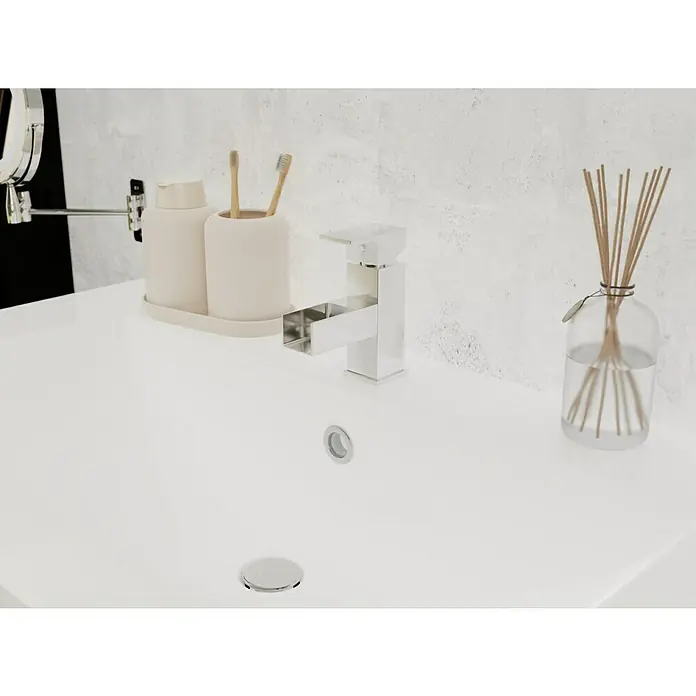 Camargue Viktoria Waschtischarmatur - Chrom, Glänzend - Nahaufnahme eines Waschbeckens mit Armatur, Zahnbürsten und Duftstäbchen, präsentiert moderne Badezimmerausstattung und stilvolles Design.
