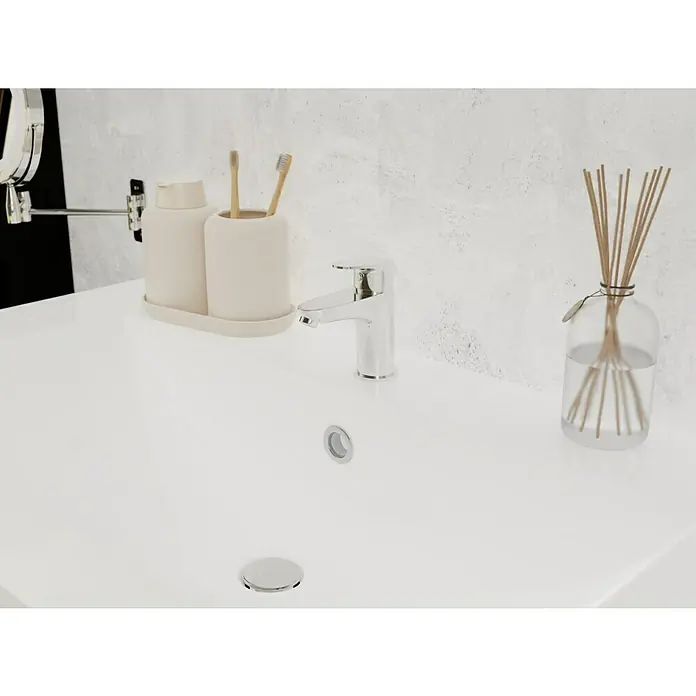 Camargue Elba Waschtischarmatur - Hochdruck, Chrom, Glänzend - Ein Badezimmer-Waschtisch mit Armatur, Zahnputzbecher und Raumduft-Diffuser, minimalistisch und modern gestaltet.
